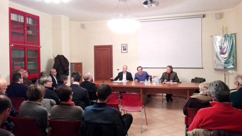 Il dibattito sul referendum a Villarbasse (foto Marco Titli)