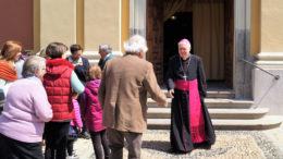 Il vescovo Cesare Noglia saluta i fedeli a Villarbasse
