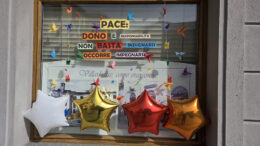 Vetrina di un negozio di Villarbasse allestita con messaggi di pace e decorazioni in occasione della Marcia per la Pace