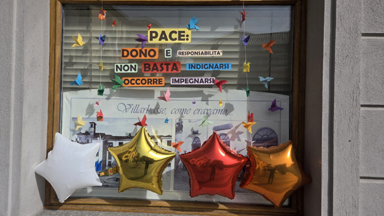 Vetrina di un negozio di Villarbasse allestita con messaggi di pace e decorazioni in occasione della Marcia per la Pace