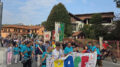 Il corteo della Marcia per la Pace attraversa Villarbasse con lo striscione dei ragazzi e il gonfalone comunale