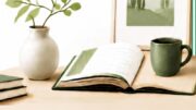 Libri, volume aperto, pianta e tazza per la presentazione dei corsi Unitre