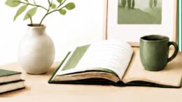 Libri, volume aperto, pianta e tazza per la presentazione dei corsi Unitre