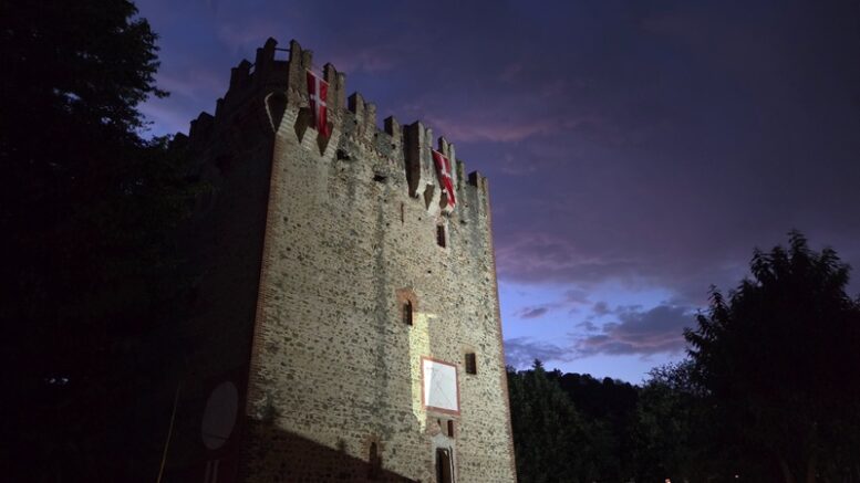 Il Torrazzo di Villarbasse illuminato al tramonto
